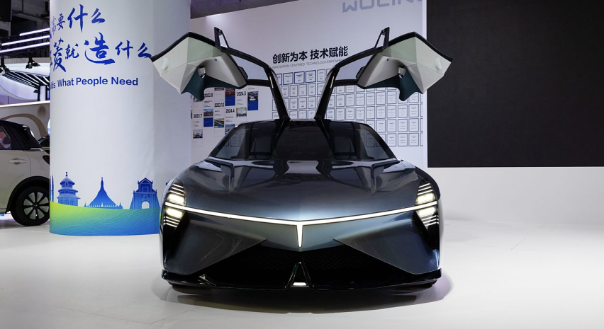 五菱这把出息了，“东盟之光”首发，还配鸥翼门