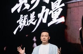 2124元买7200mAh+2亿像素，荣耀400如何从参数机到体验王