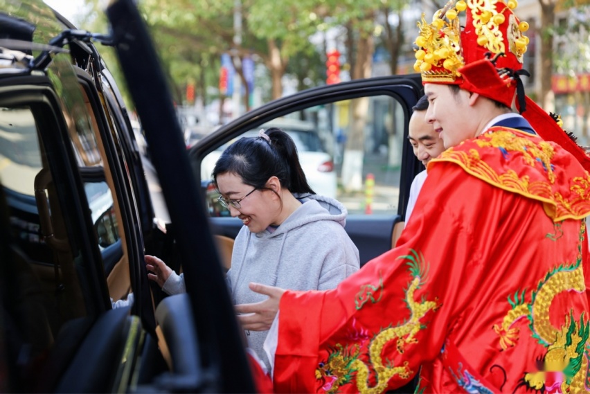 岚图首辆“春晚锦鲤车”宁波开启交付