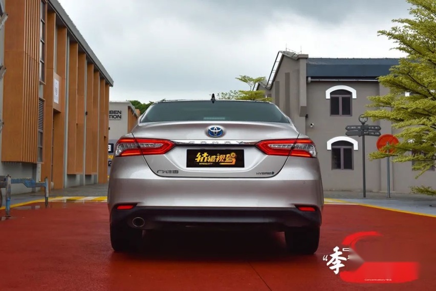 旗舰车“神仙打架”，凯美瑞和亚洲龙谁是年轻人认可的“一哥”？