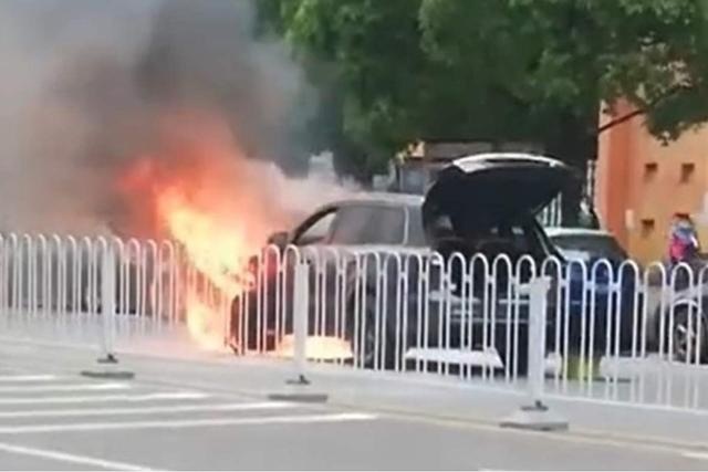 突发！理想ONE街头自燃，官方回应与电池系统无关
