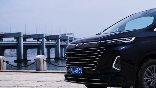 品牌首款MPV，空间充足舒适配置丰富，体验奔腾M9