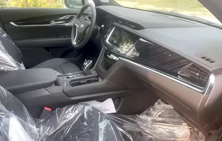 新款凯迪拉克XT6黑标版实车曝光，2.0T发动机+48伏轻混系统