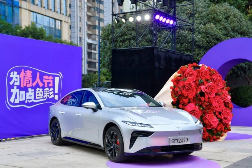 为情人节加点色彩！东风奕派eπ007紫色快闪为爱充电