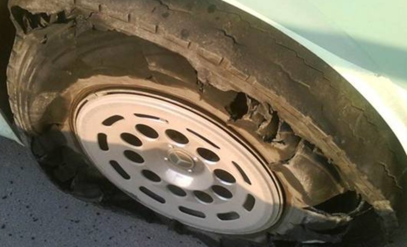 道路有坑导致爆胎只能自认倒霉？做好这几点，试试找路政赔偿！