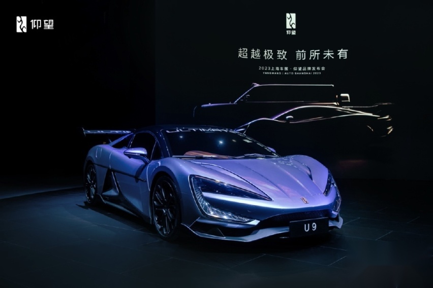 黑暗中亮着灯的汽车

中度可信度描述已自动生成