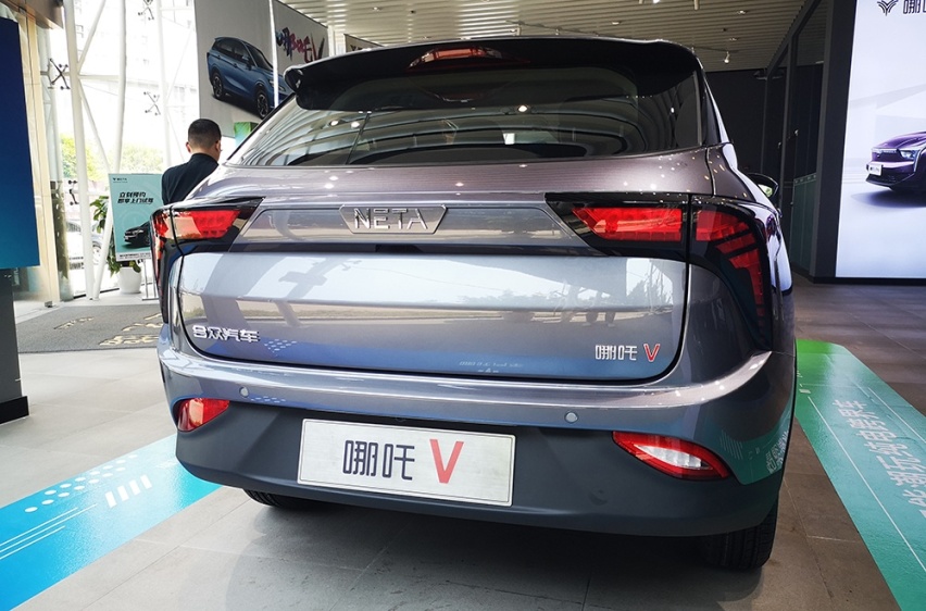 月交付超万台，哪吒成新势力黑马，探店看看用户都是怎么挑的