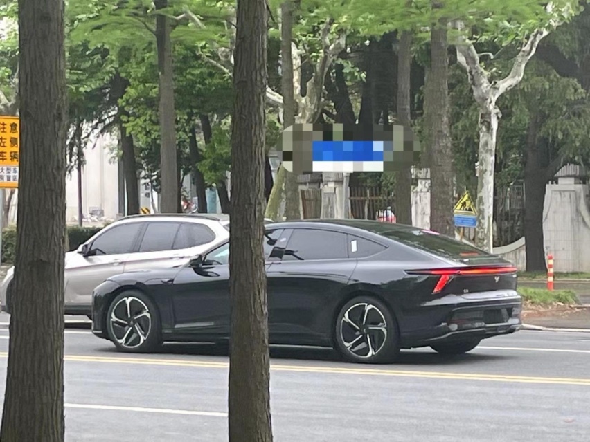 极越07现身街头，配无框车门+电动尾翼，搭百度高阶智驾