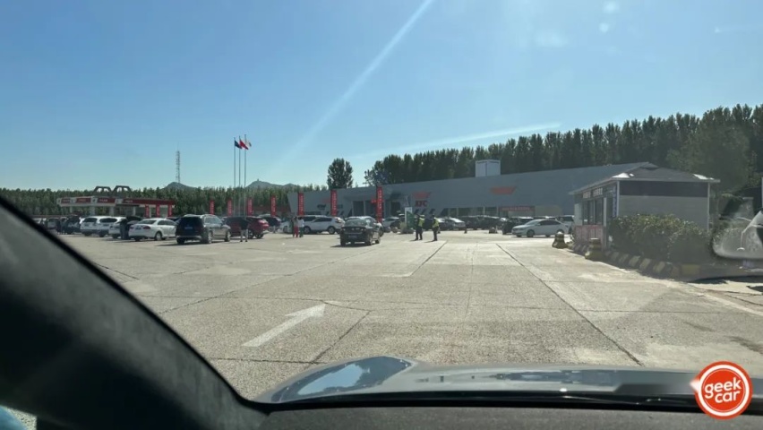 假期长途推荐开电动车，就都是「害人」吗？