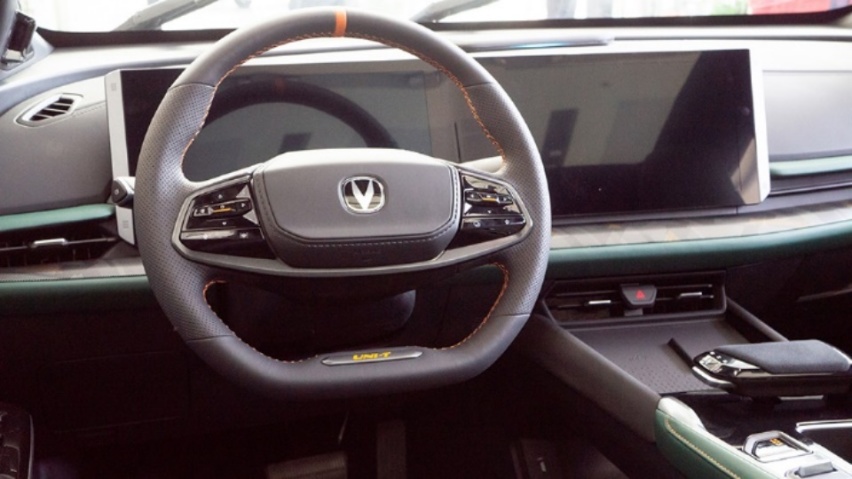 到店实测：15万级燃油SUV，用上8155的长安UNI-T最智能？