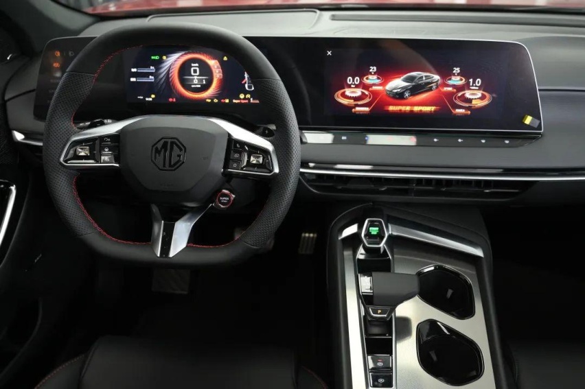 2.0T 261匹 405牛，中型车还带电动尾翼！实拍全新MG7