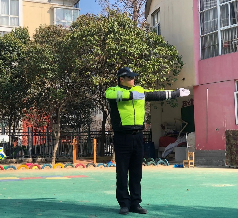 交警手势你还记得多少？2分钟让你记住交警手势