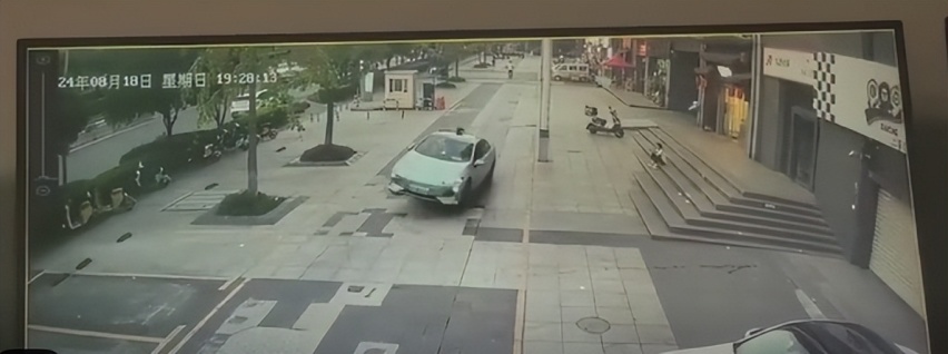 电车自熄神操作！深蓝SL03遭遇路面突况，底盘起火20秒熄灭