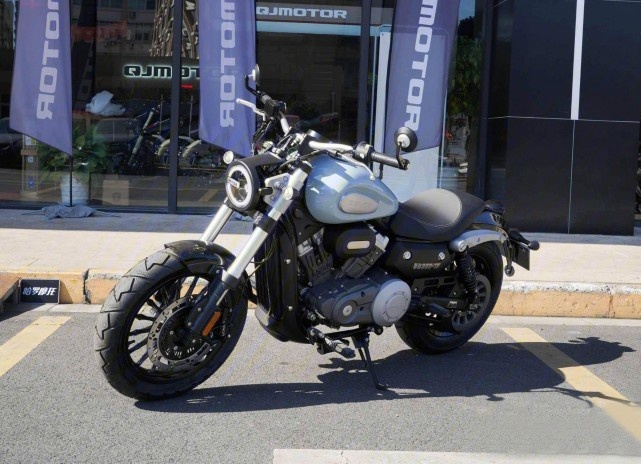 走别人的路让别人无路可走！ QJMOTOR闪300对比金吉拉300