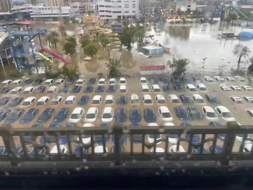 大雨来临，雨天行车的五个注意事项，关键时可以保命