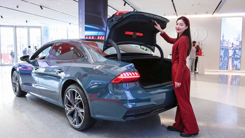 无框车门很拉风，3.0T动力很上头，上汽奥迪A7L到店实拍