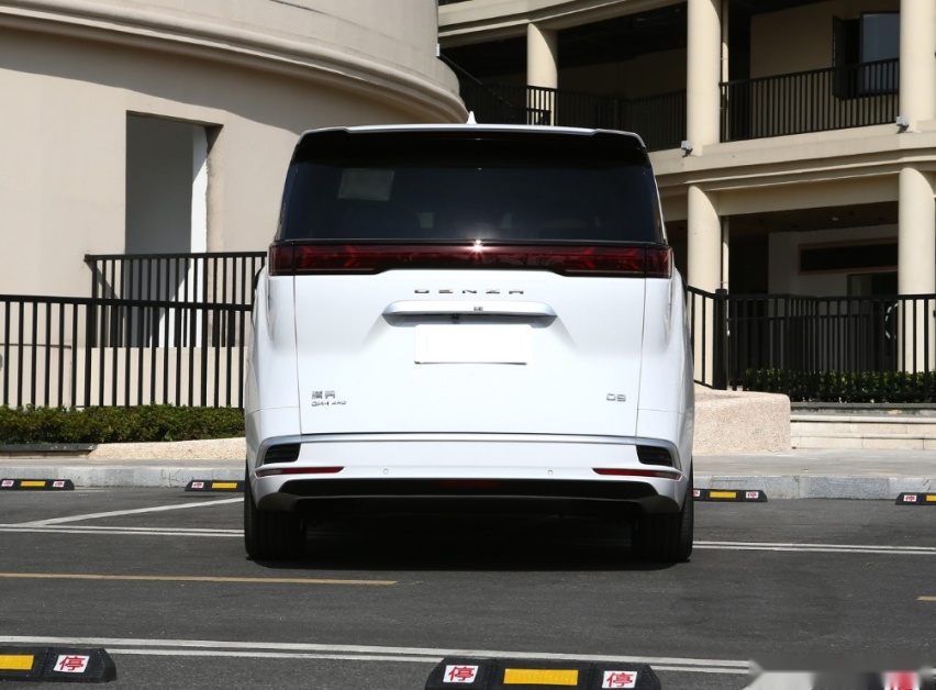 比亚迪高端化成功，竞争埃尔法，长5250mm续航620km，月销量过万