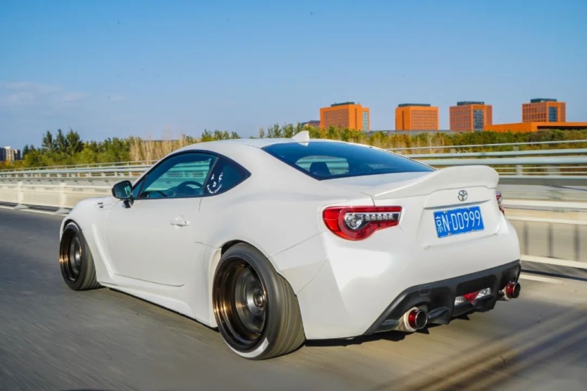 女：什么破车？男：丰田86 yyds！体验它为什么是男生的快乐源泉？