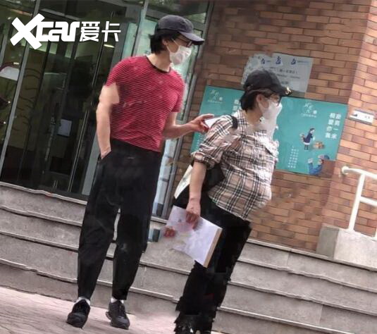 刘璇现身医院产检 40岁的她孕味十足
