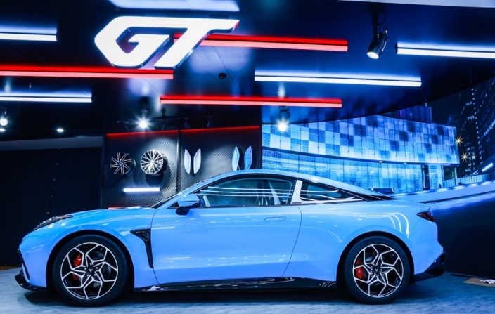 年轻人第一台GT跑车！双门四座纯电，哪吒GT售17.88万元起