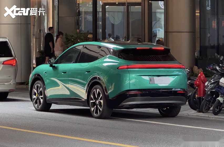 小鹏MONA L05实车照来了，定位中型SUV，家用也可