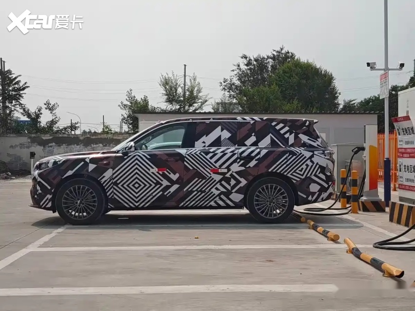 魏牌旗舰SUV内饰谍照来了，理想同款双联屏，纯电超400km