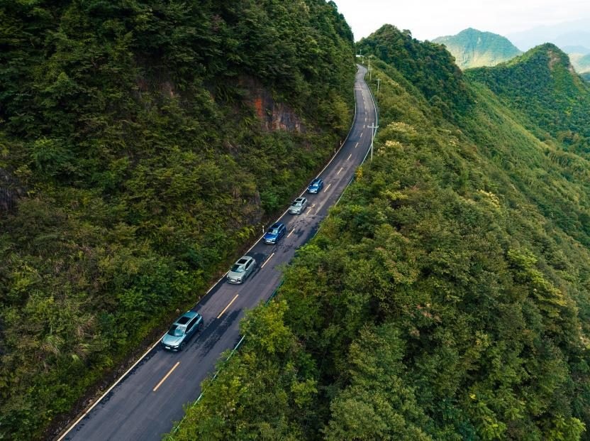 德味十足的纯电SUV，奥迪Q4 e-tron山路表现让人上瘾