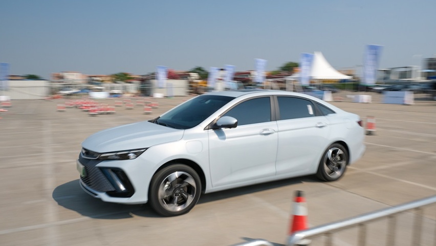 一箱油绕广州22圈！这吉利轿车12.98万起 3.1L油耗还开得爽？