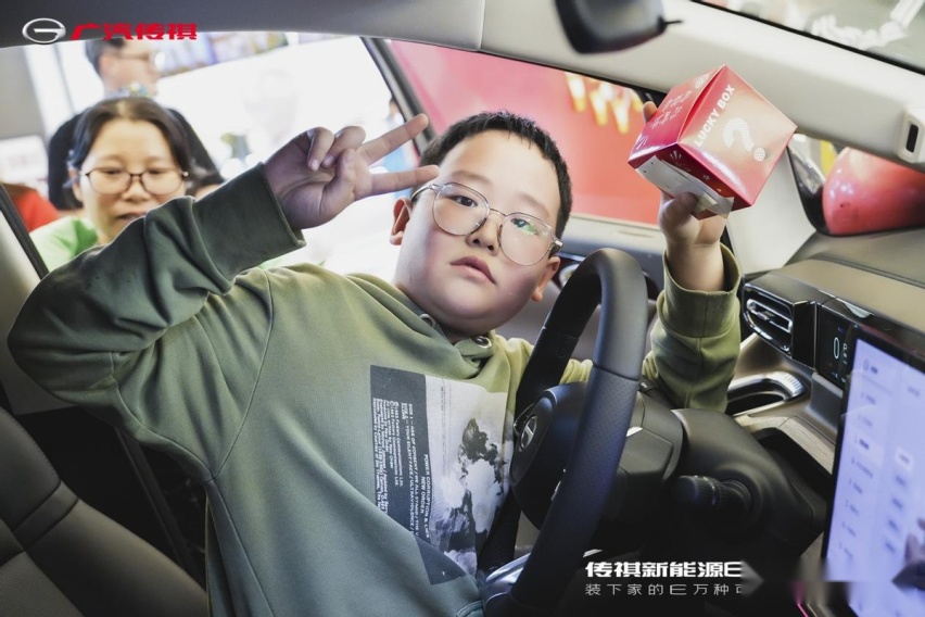 传祺新能源E8交付派对满爱春城 家用车就此进入MPV时代！
