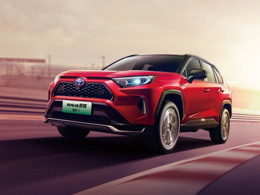能跑又省油！拿铁DHT-PHEV与RAV4荣放双擎E+，谁更强？