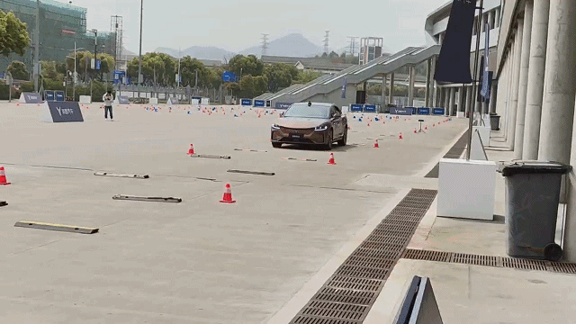 国家队造的豪华轿车，开着值30多万吗？
