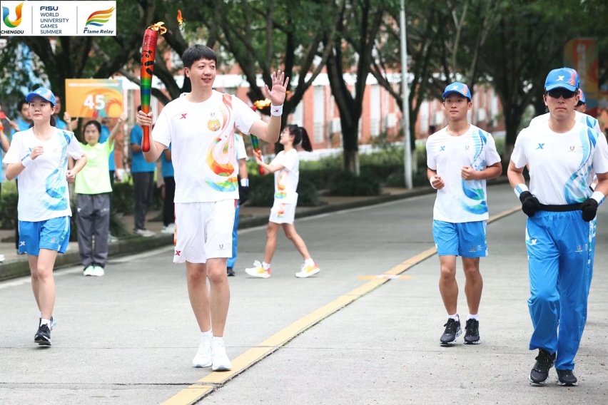点亮蓉城，一路生花！一汽丰田火炬手靳亚南接棒