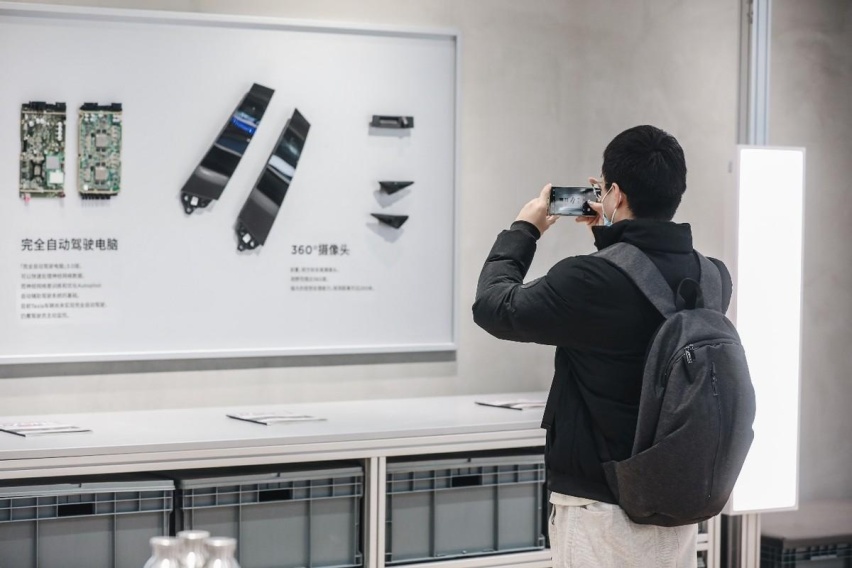 零百仅需2.1秒，特斯拉Model S Plaid空降成都，机器人同步