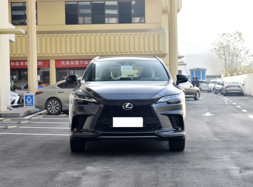 雷克萨斯的C级SUV，搭载2.4T混动，比奔驰GLC漂亮，后排放倒当床