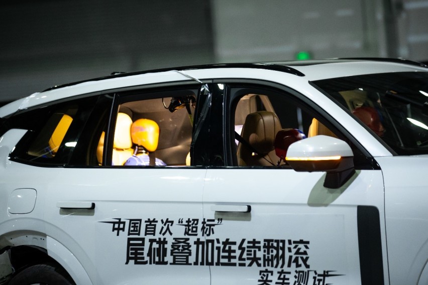 领克09成功完成中国首次“超标”尾碰叠加连续翻滚实车测试