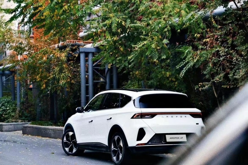 极狐阿尔法T能撞嬴Model Y？论安全，电动车该怎么选