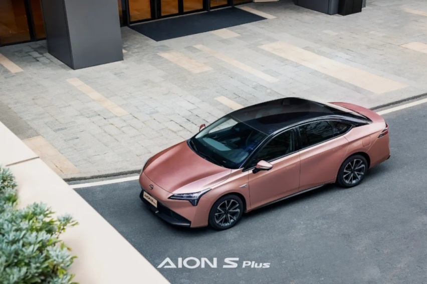起价13.96万元，续航602km，AION S Plus竟然能用天窗打王者