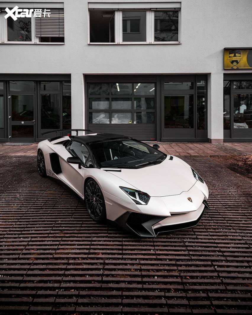 银白色兰博基尼大牛与xpel哑光车衣