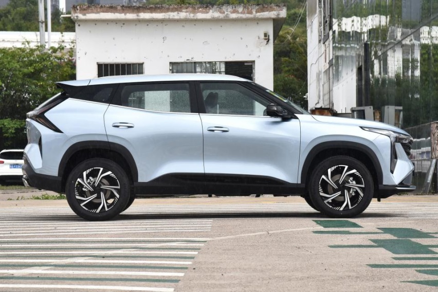 堪称10万级SUV“搅局者”！提速7.9秒+四排气管，不比哈弗H6香？