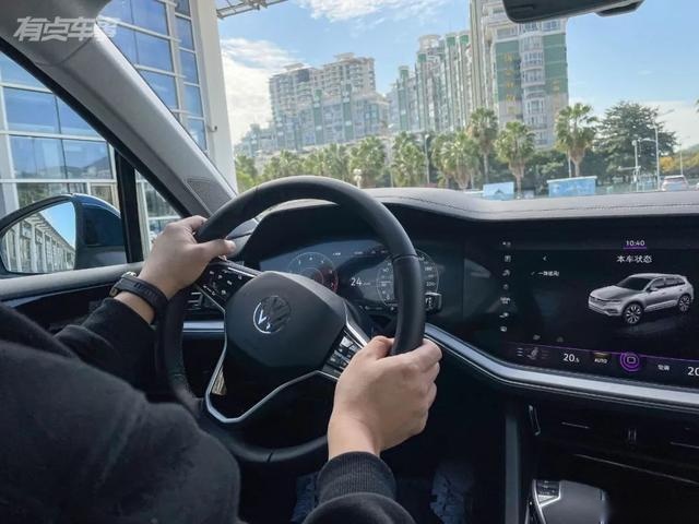 标配空气悬挂/全时四驱 试完大众途锐才知道是一辆低调的好车！