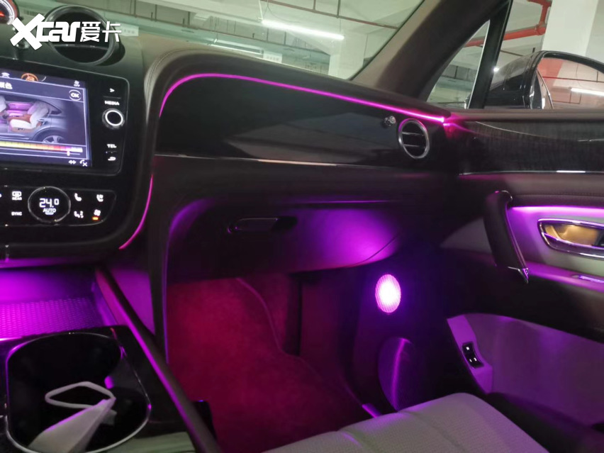宾利添越升级氛围灯 电动踏板安装好效果展示