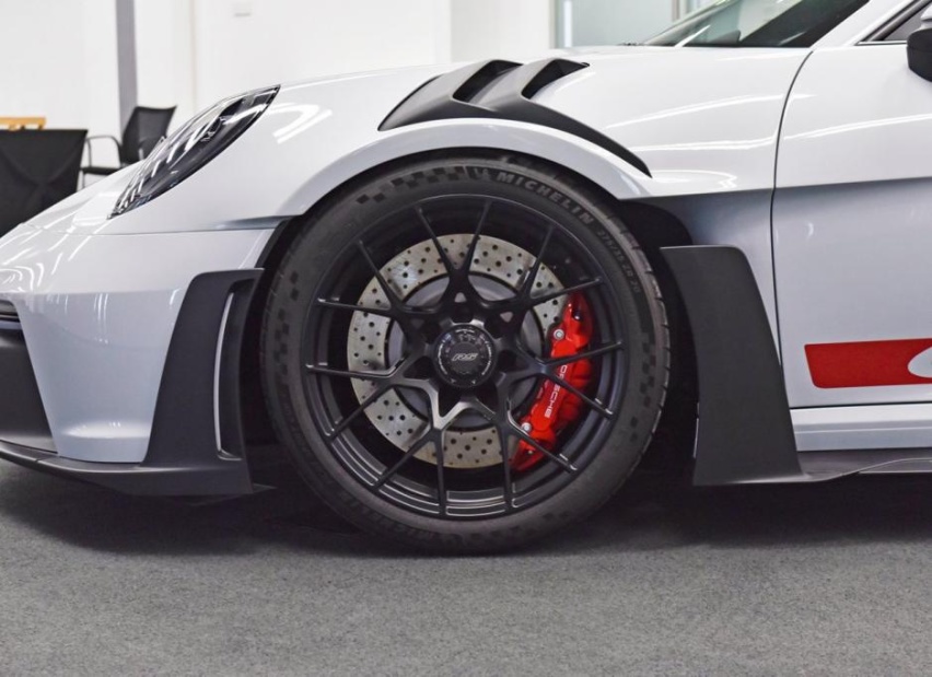 燃油跑车里永远的神，售价300万能3.2秒破百，911GT3 RS发布