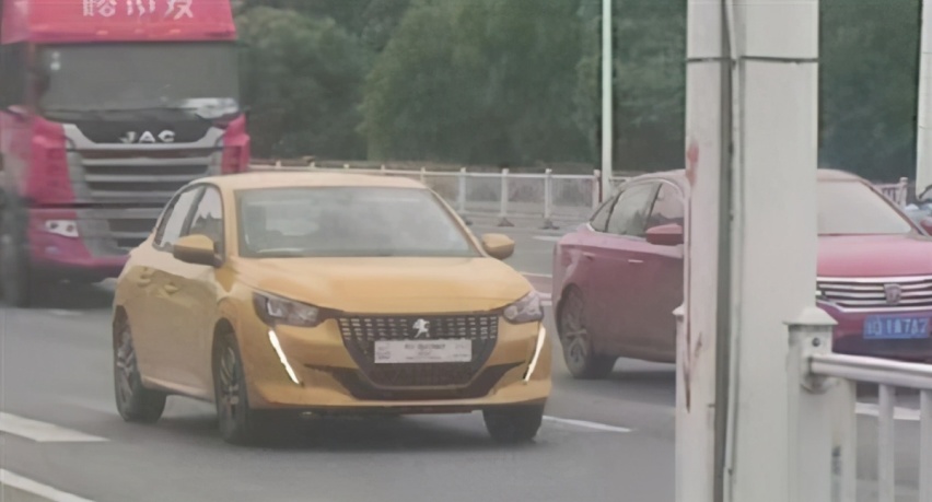 标致208现身国内道路，三缸8AT能挑战飞度吗？