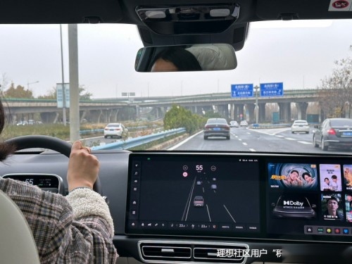 理想L8大规模交付，六座大空间舒适度拉满，三屏多视角看球更过瘾