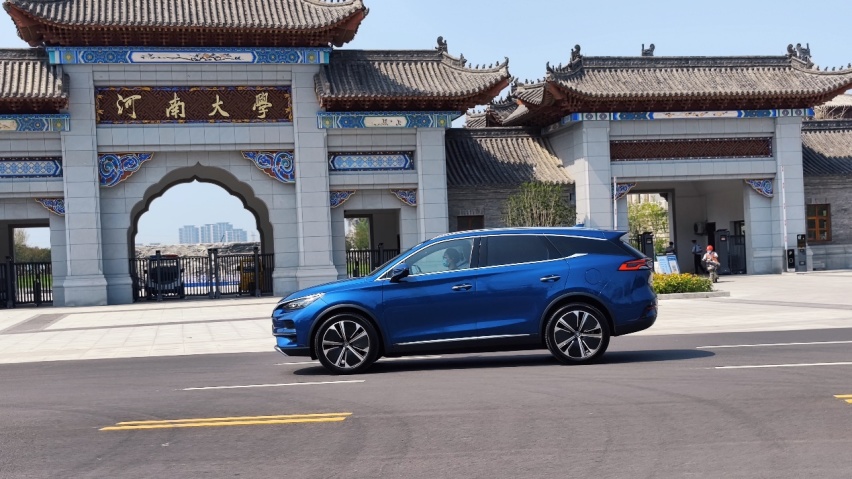 6座布局/4.4秒破百 试驾2022款唐EV 诚意满满的家用车