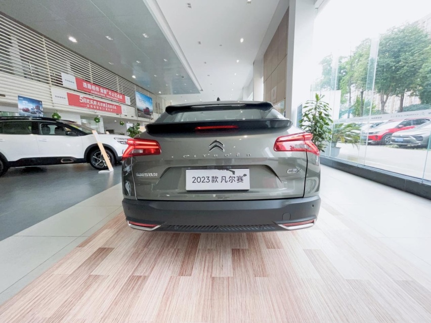 探店|2023款凡尔赛C5 X，入门即豪华，14.37万起售