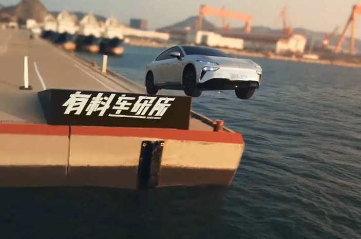 东风奕派eπ007飞跃海平面，用行动展现实力
