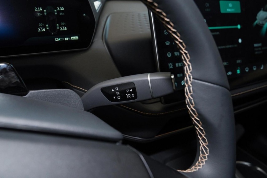 特斯拉Model 3的竞品，最高纯电续航705km，深蓝SL03产品力