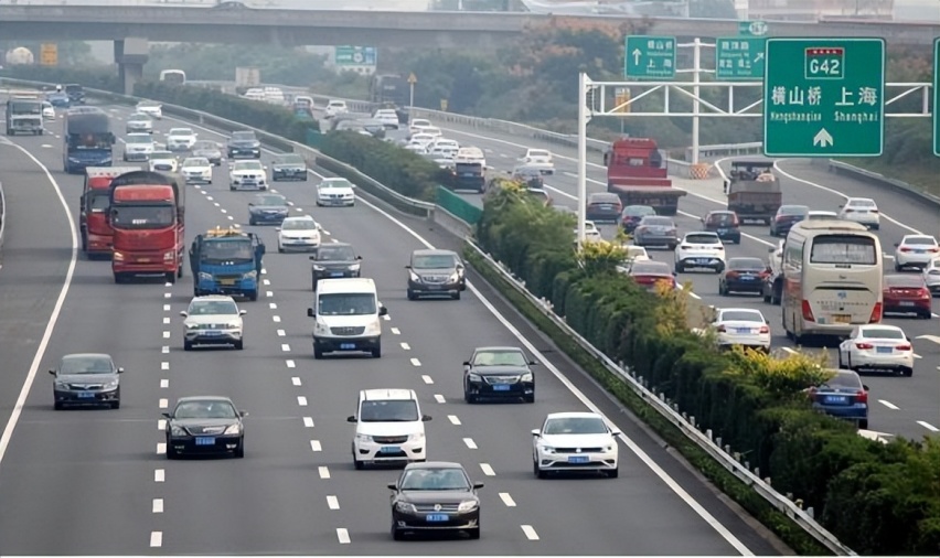 高速公路拥堵但前方并无事故，造成拥堵的第一辆车在做什么？