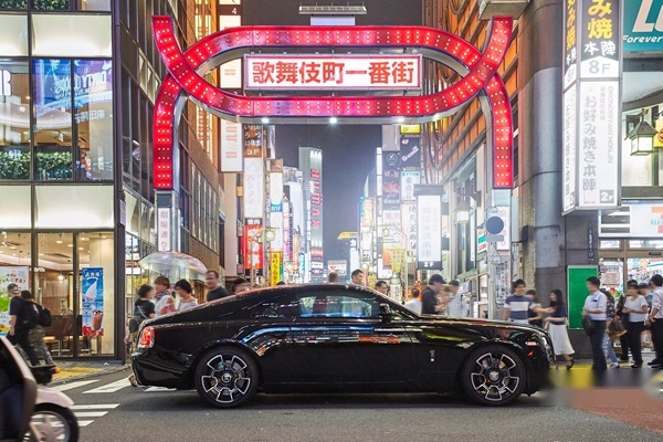 颠覆和不羁精神 劳斯莱斯Black Badge亮相云端艺术周
